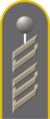 Dienstgradabzeichen eines Oberstabsgefreiten der Fernmeldetruppe auf Schulterklappe der Jacke des Dienstanzuges für Heeresuniformträger