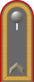 Dienstgradabzeichen eines Feldwebels der Artillerietruppe auf Schulterklappe der Jacke des Dienstanzuges für Heeresuniformträger